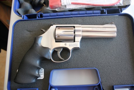 Vendo revolver Smith&Wesson 686 4" Calibre 38/357 Magnum impecable, con caja original y accesorios. 00