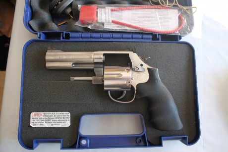 Vendo revolver Smith&Wesson 686 4" Calibre 38/357 Magnum impecable, con caja original y accesorios. 12