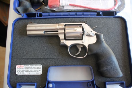 Vendo revolver Smith&Wesson 686 4" Calibre 38/357 Magnum impecable, con caja original y accesorios. 11