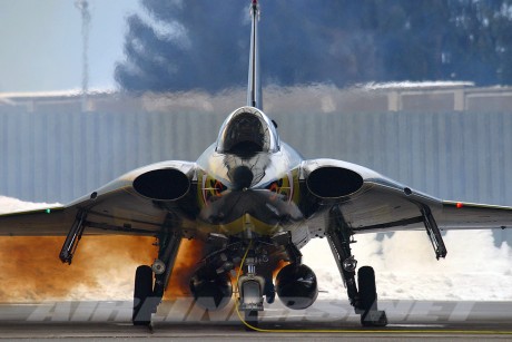 Pues eso, en este hilo pretendo deleitaros como amantes de los aviones de combate que sois muchos, con 40