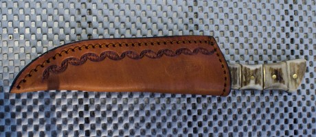 Vendo este estupendo cuchillo en acero de Damasco con un curioso mango en hueso realizado a mano.

Medidas:
Hoja 02