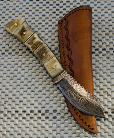Vendo este estupendo cuchillo en acero de Damasco con un curioso mango en hueso realizado a mano.

Medidas:
Hoja 01