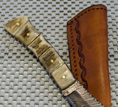 Vendo este estupendo cuchillo en acero de Damasco con un curioso mango en hueso realizado a mano.

Medidas:
Hoja 00
