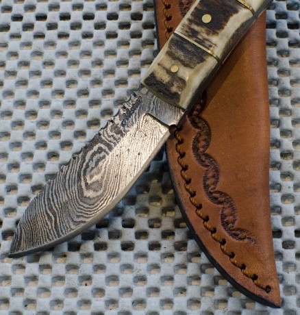 Vendo este estupendo cuchillo en acero de Damasco con un curioso mango en hueso realizado a mano.

Medidas:
Hoja 11