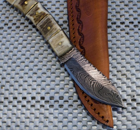Vendo este estupendo cuchillo en acero de Damasco con un curioso mango en hueso realizado a mano.

Medidas:
Hoja 10