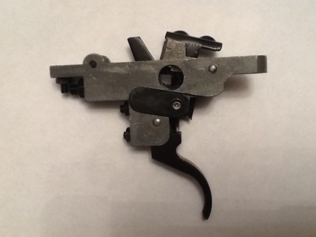 HOLA

VENDO GATILLO ORIGINAL PARA RIFLE MAUSER  SISTEMA M98  CON ALETA DE SEGURO INCORPORADA EN EL LADO 01