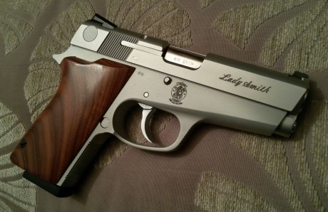   Vendo en Madrid esta maravillosa, impecable e impoluta S&W 3913 "Lady Smith" en 9mmPB.

Viene 00