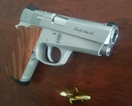   Vendo en Madrid esta maravillosa, impecable e impoluta S&W 3913 "Lady Smith" en 9mmPB.

Viene 10