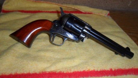  Compro, en Madrid, Revolver Uberti Catlleman en calibre 357 Magnum 
con cañón de 4. 3/4" o bien 121