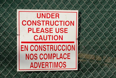 Que cada uno ponga las burradas que haya visto, tanto de traducciones literales como mezclas inconexas.

Comienzo 00