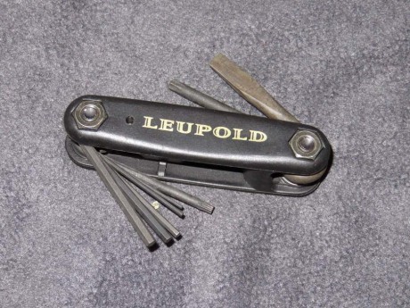 Herramienta multiuso de Leupold con llaves allen, destornilladores,..., que permiten actuar sobre visores 00