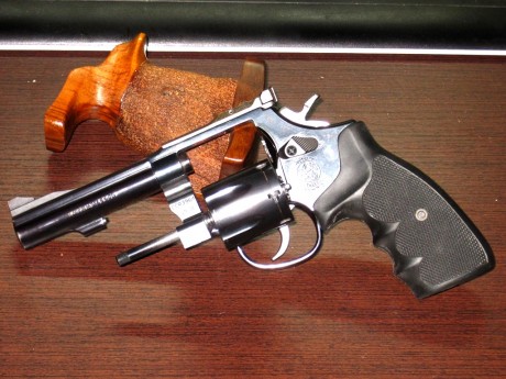 Vendo este revolver ideal para fuego central cuando vamos entrando en años y nos cuesta sostener armas 00