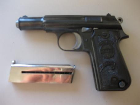 la pistola esta en Madrid, guiada en A y en muy buen estado, va con dos cargadores y funda
200€ portes 00