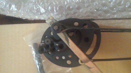 Buenas: 
Vendo arco de poleas de caza nuevo a estrenar. De cierre de armeria, marca Zasdar potencia 65 00