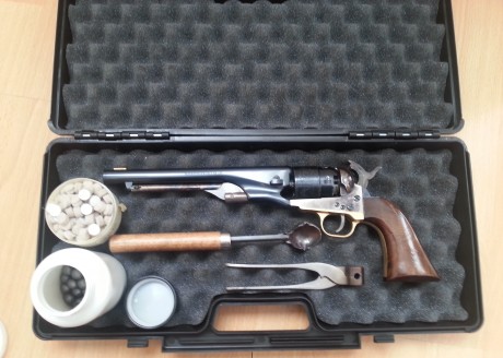 Recolver Colt 1860 .44 de la  marca pietta, solo he disparado con el 30 tiros, incluyo turquesa, maletin, 02