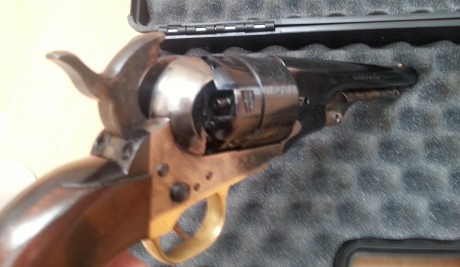 Recolver Colt 1860 .44 de la  marca pietta, solo he disparado con el 30 tiros, incluyo turquesa, maletin, 00