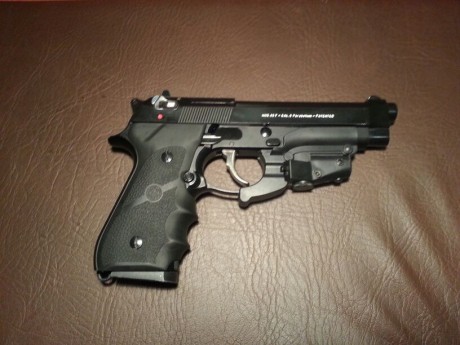 Pongo a la venta la Beretta 92 de mi padre. La vende por que cada vez va menos al tiro y no la utiliza, 160