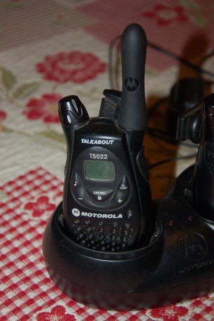 Hola, vendo 2 walkies motorola con cargador de sobremesa. Baterias nuevas en su caja de repuesto. Lleva 02