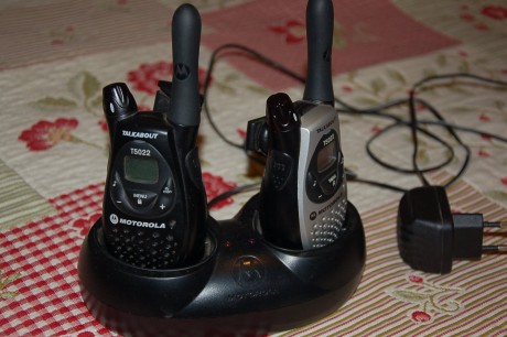 Hola, vendo 2 walkies motorola con cargador de sobremesa. Baterias nuevas en su caja de repuesto. Lleva 01