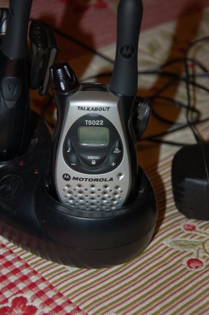 Hola, vendo 2 walkies motorola con cargador de sobremesa. Baterias nuevas en su caja de repuesto. Lleva 00
