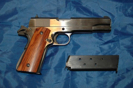 Norconia 1911, acabado acero con dos cargadores y mecanismos de Colt.

Guiada en F en Madrid. Muy buen 01