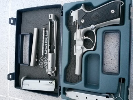 Vendo una Beretta 92FS Inox (es el modelo totalmente en acero inoxidable, según el fabricante "rugged 02