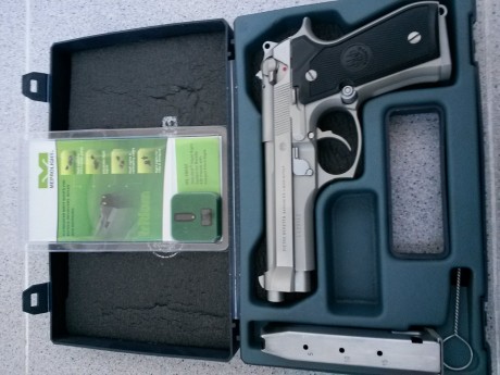 Vendo una Beretta 92FS Inox (es el modelo totalmente en acero inoxidable, según el fabricante "rugged 00