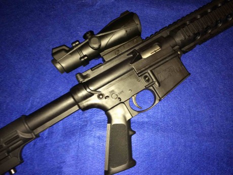 Carabina semiautomática tipo AR15.
Calibre: .22 LR.
Un cargador de 25 cartuchos.
Acabado: negro mate. 01
