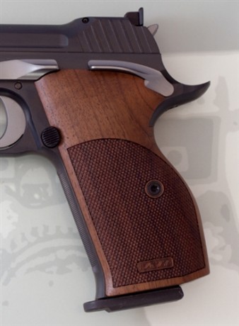 Sin lugar a dudas la pistola 9mm mas precisa de todos los tiempos es la SIG P210. Es imbatible en precisión 150