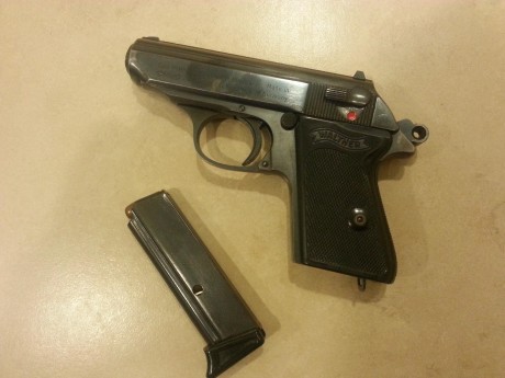 Se vende Walther PPK con un cargador. Calibre 9 corto.
Perfecto funcionamiento.
Cachas originales nuevas.
Documentada 00