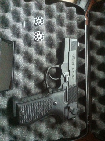 Vendo pistola CO2 de la casa Umarex modelo Walther CP 88 a estrenar.
Maletin, dos cargadores, y llave 00