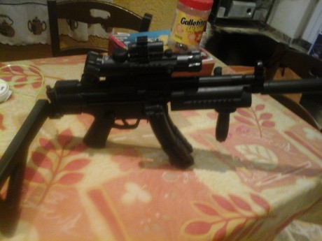 Carabina semiautomática tipo AR15.
Calibre: .22 LR.
Un cargador de 25 cartuchos.
Acabado: negro mate. 20