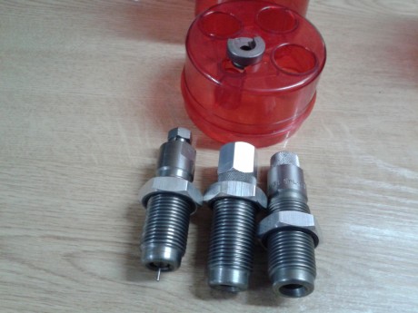 VENDO DIES DE RECARGA DEL 38 SPL Y 38 SUPER AUTO MARCA LEE
PRECIO 25 EUROS  CADA JUEGO MAS PORTES
 ESTAN 20