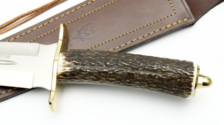 Cuchillo de caza Muela Escudero con hoja de doble filo en acero 400C, puño de asta de ciervo rematado 02
