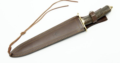 Cuchillo de caza Muela Escudero con hoja de doble filo en acero 400C, puño de asta de ciervo rematado 01