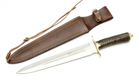 Cuchillo de caza Muela Escudero con hoja de doble filo en acero 400C, puño de asta de ciervo rematado 00