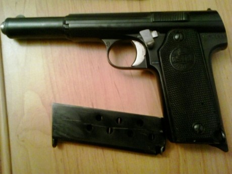 Tengo un compañero que me ha pedido que le postee su pistola, es una Astra 400, un pequeño pedazo de historia 01