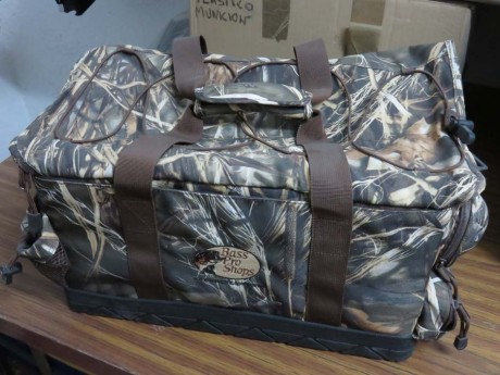 Oferta bolsa camuflaje sin estrenar. Muy resistente. Mide 50x35x35 aproximadamente. Protegida contra inclemencias 00