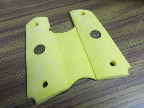 Oferta, cachas Hogue para Colt M1911 y similares. Madera fina picada, estado nuevas, sin estrenar.
Se 00