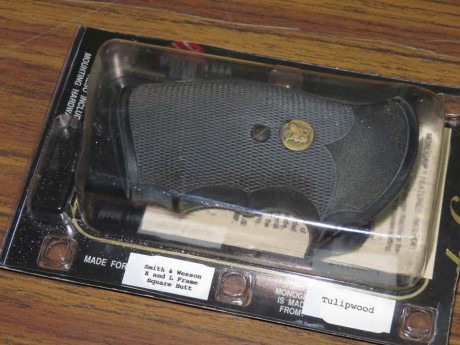 Cachas goma ergonómicas Pachmayr para S&W Distinguido. 35 euros. 7 euros portes península.
Cachas 01