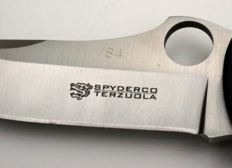 ¡Hola compañeros!

Vendo edición especial limitada y numerada de la navaja Starmate diseñada por Bob Terzuola 02
