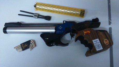 Vendo pistola de aire Mach guns mg1e electrónica del año 2011 con dos cilindros, cacha tamaño M con pasta 01