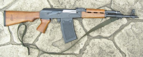Un M76 Yugo, con pinta de AK y un cargador de la MG13 donde alberga 28 peladillas del 7,92... 00
