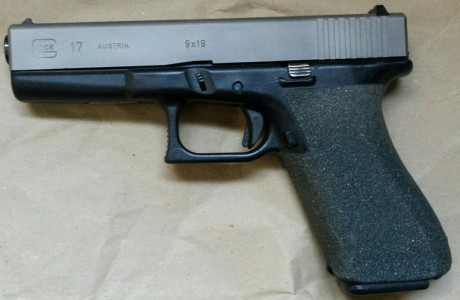 Vendo Glock 17, de primera generación, tiene dos cargadores y su taper original.  Guiada en "F"
Se 01