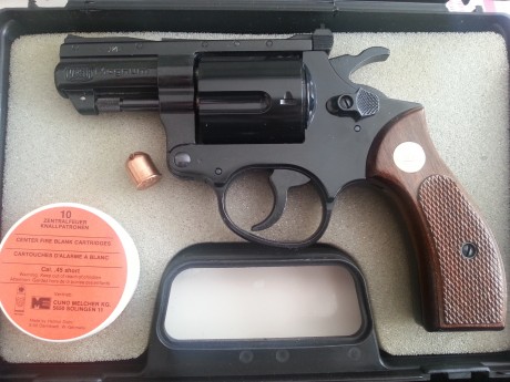 Mirar mi nueva adquisicion, es del calibre 45, totalmente nuevo, se siente muy  bien en la mano, de gran 02