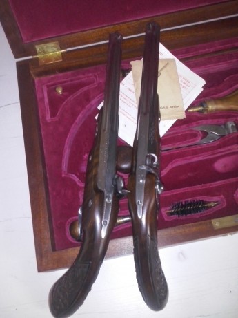 Hola, vendo un estuche de pistolas de duelo marca Ardesa del calibre 45. No ha sido ni estrenado, solo 00