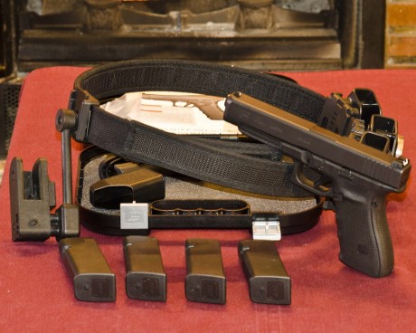 *  PISTOLA SEMIAUTOMÁTICA GLOCK 41 GEN 4 en CALIBRE 45 ACP . (Debe de ser única o de las pocas que han 00