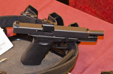 *  PISTOLA SEMIAUTOMÁTICA GLOCK 41 GEN 4 en CALIBRE 45 ACP . (Debe de ser única o de las pocas que han 12