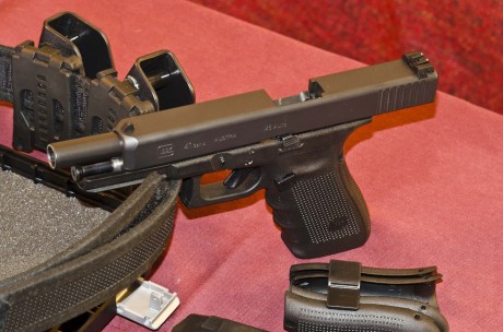 *  PISTOLA SEMIAUTOMÁTICA GLOCK 41 GEN 4 en CALIBRE 45 ACP . (Debe de ser única o de las pocas que han 11