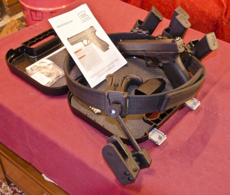 *  PISTOLA SEMIAUTOMÁTICA GLOCK 41 GEN 4 en CALIBRE 45 ACP . (Debe de ser única o de las pocas que han 10